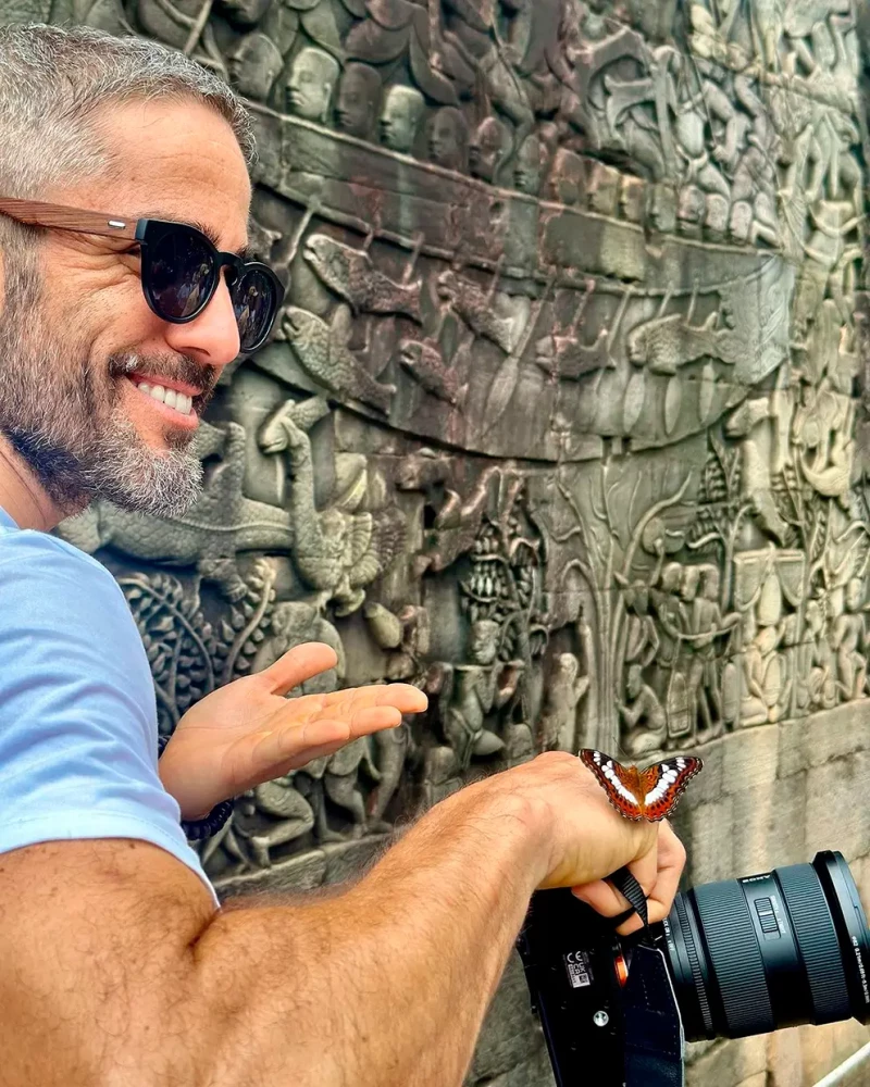 Roberto Leal con una mariposa posada en su mano