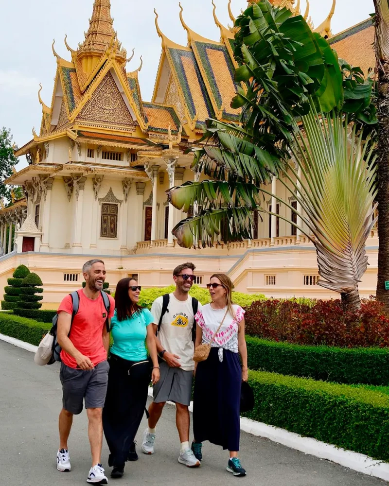 Roberto Leal y Sara Rubio paseando con unos amigos delante de templos en Cambodja.