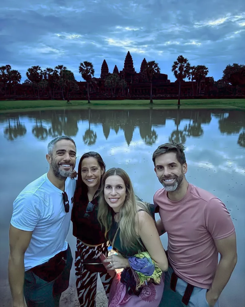 Roberto Leal y Sara Rubio posando con sus amigos.