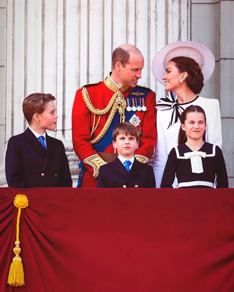 Guillermo y Kate vestidos de gala en un valcón de palacio con sus hijos