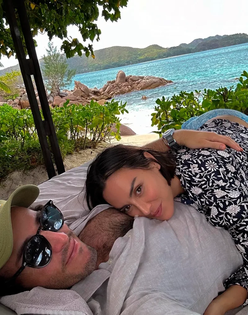 Tamara Falcó e Íñigo Onieva tumbados en la playa de las Seychelles.