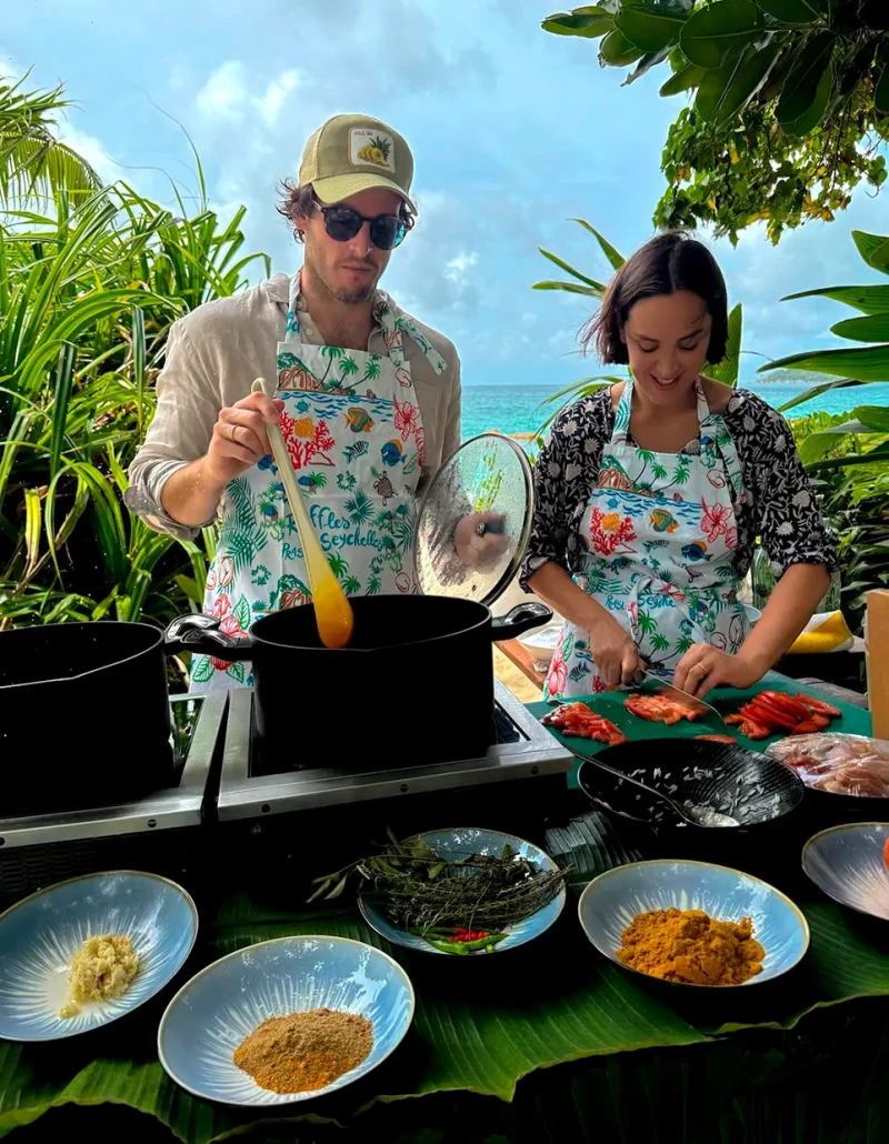 Tamara Falcó e Íñigo Onieva cocinando curry.