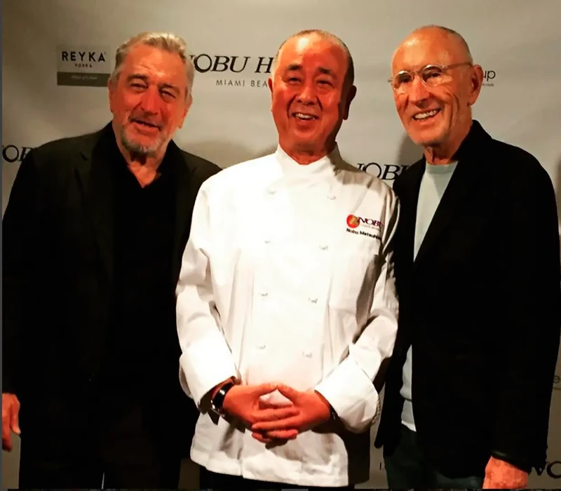 Robert de Niro posa junto al chef, Nobu Matsuhisa