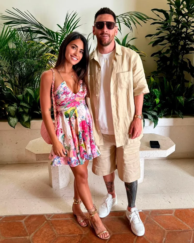 Messi posando junto a su esposa Antonela.