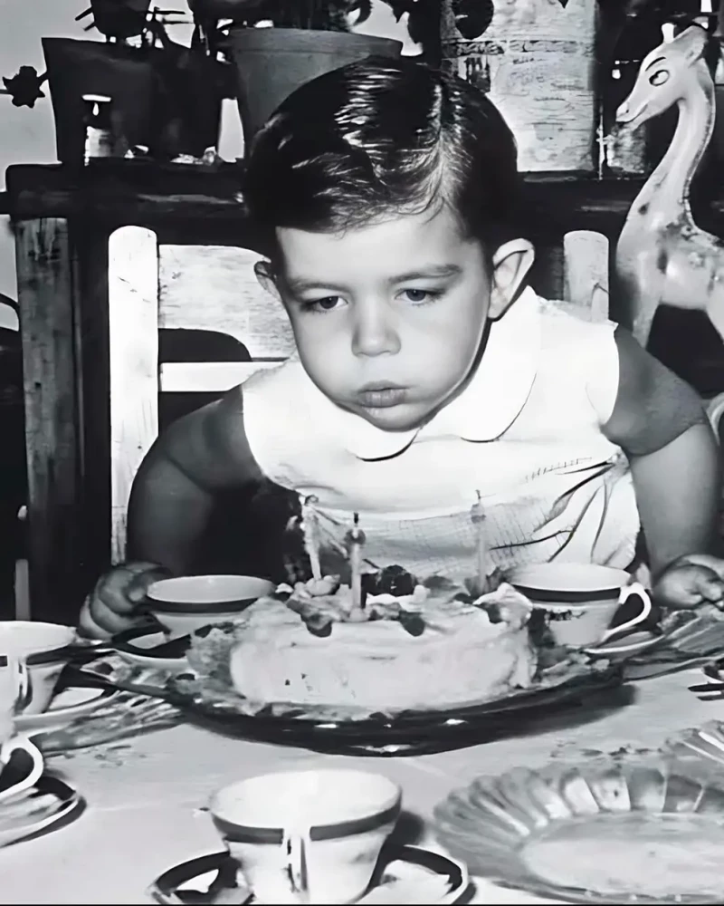 Antonio Banderas soplando las velas de pequeño.