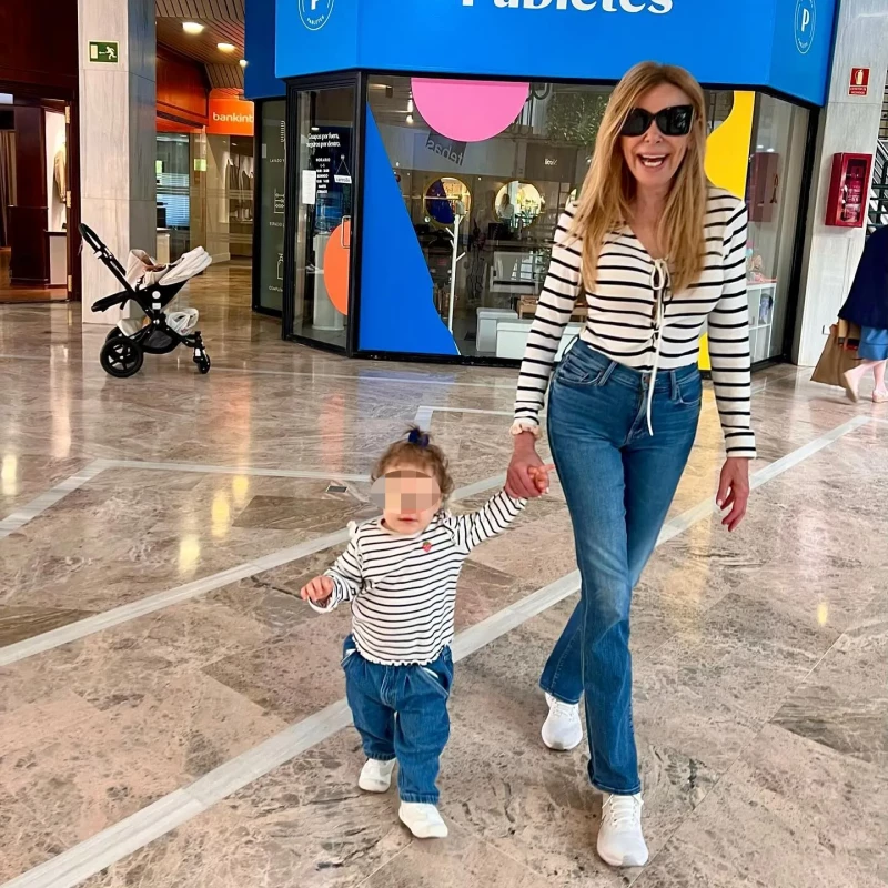 Ana Obregón y Anita con vaqueros y camiseta de rayas.