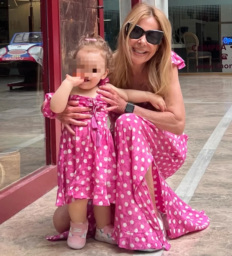 Ana Obregón y Anita con vestidos rosas.