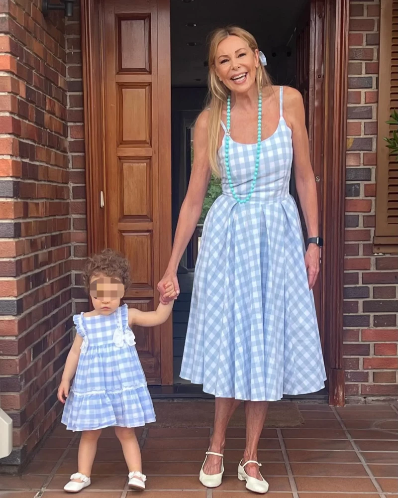 Ana Obregón y Anita con vestidos de cuadros vichy.