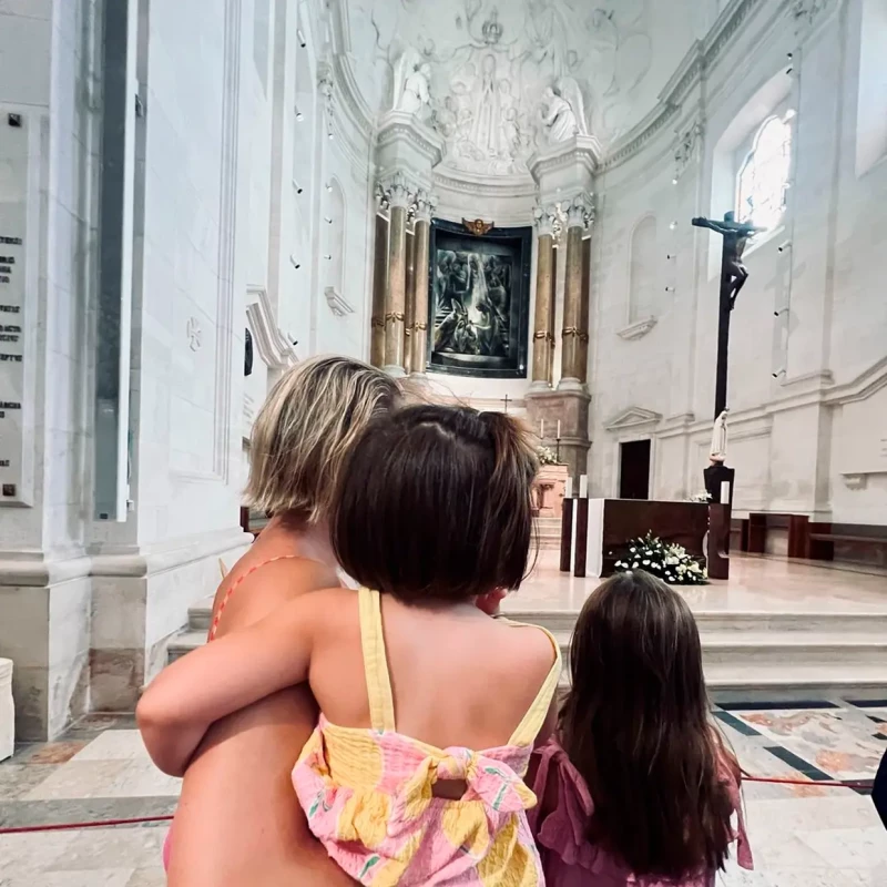 Soraya Arnelas con sus hijas ante el altar del templo.