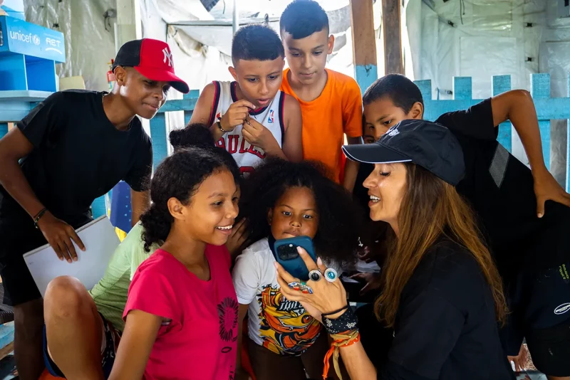 Sara Carbonero con niños en Panama.