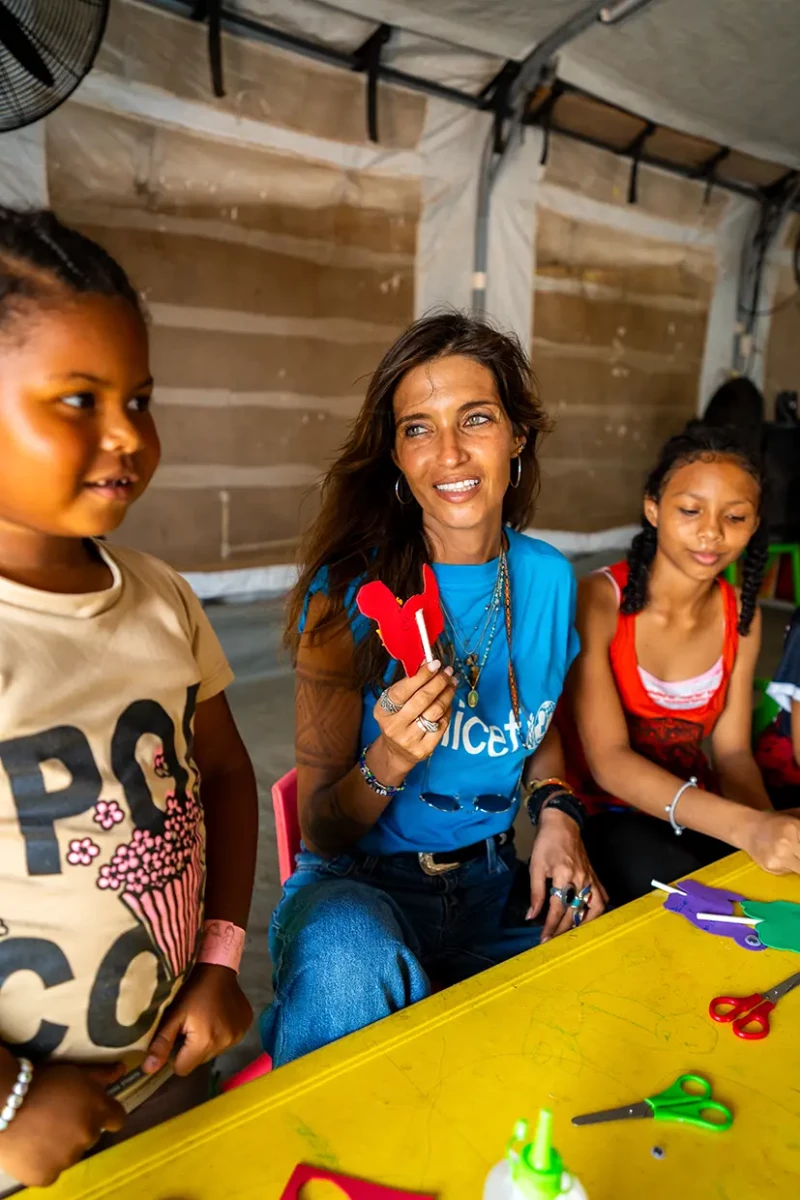 Sara Carbonero con niños.