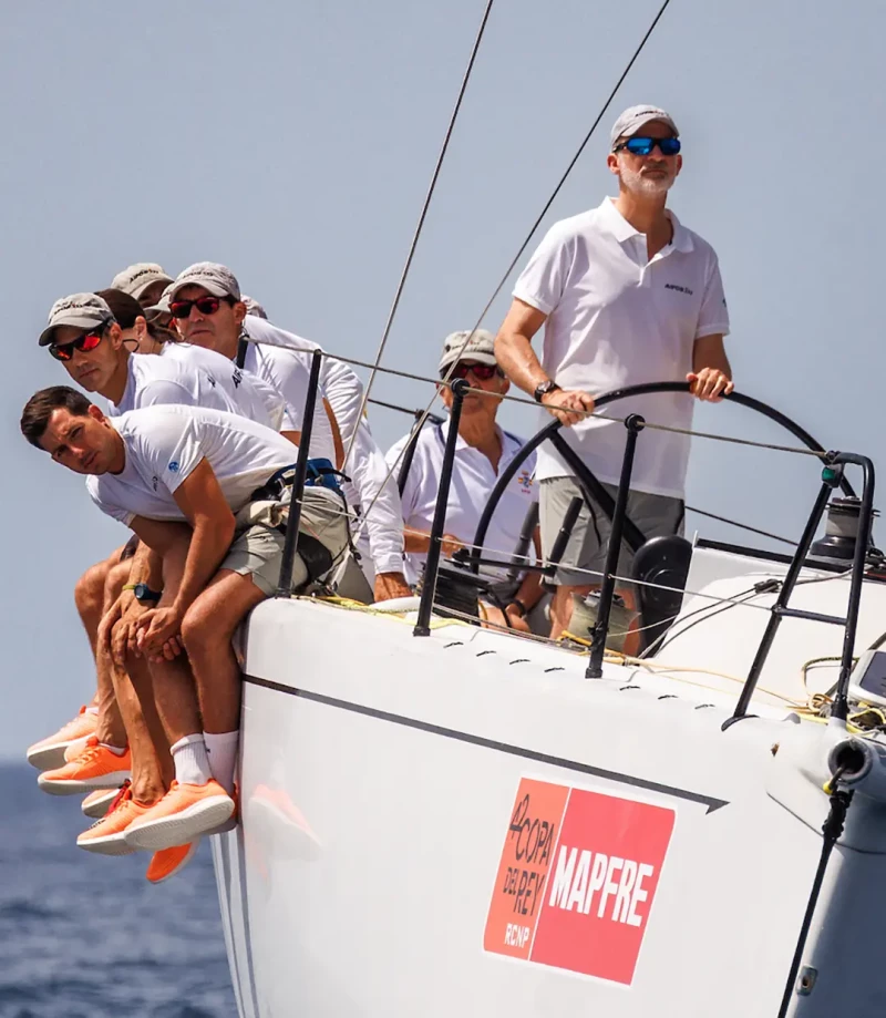 El rey Felipe VI navegando durante una regata de vela.