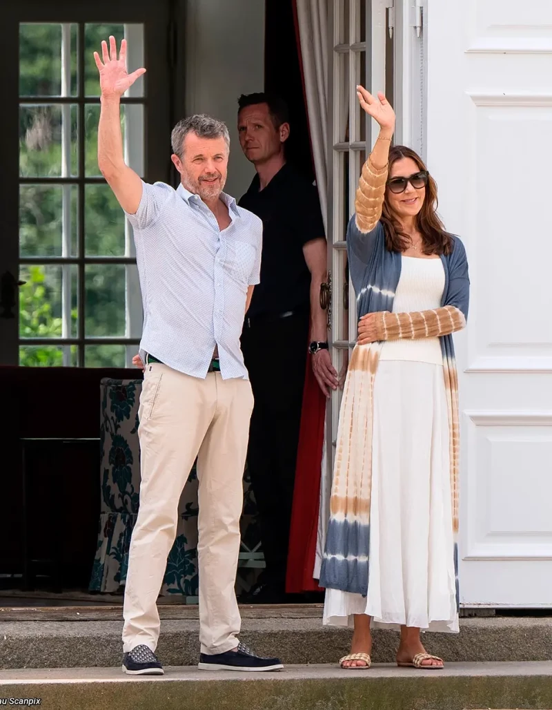 Federico y Mary, que parecen haber superado su crisis matrimonial, saludaron a su llegada al palacio de Gråsten, residencia de vacaciones de la Casa Real danesa.