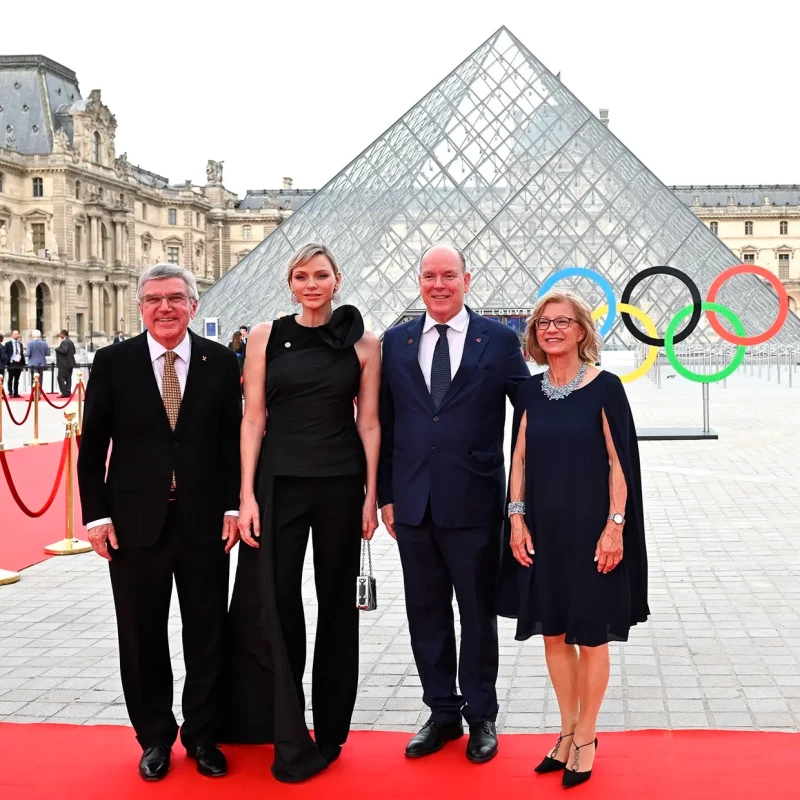 Alberto y Charlene delante del museo Louvre para la gala de inauguración de los JJOO, junto a Thomas Bach, presidente del Comité Olímpico Internacional.