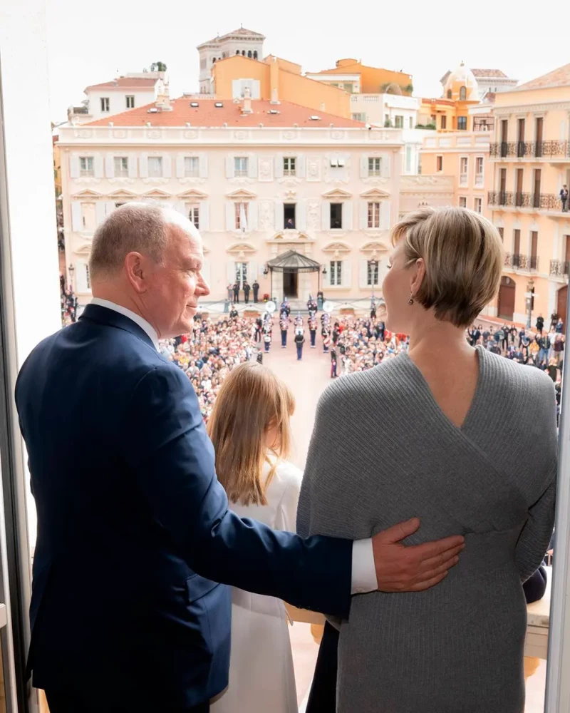 Alberto y Charlene de Mónaco saludando a sus súbditos durante la celebración de uno de sus aniversarios de boda.