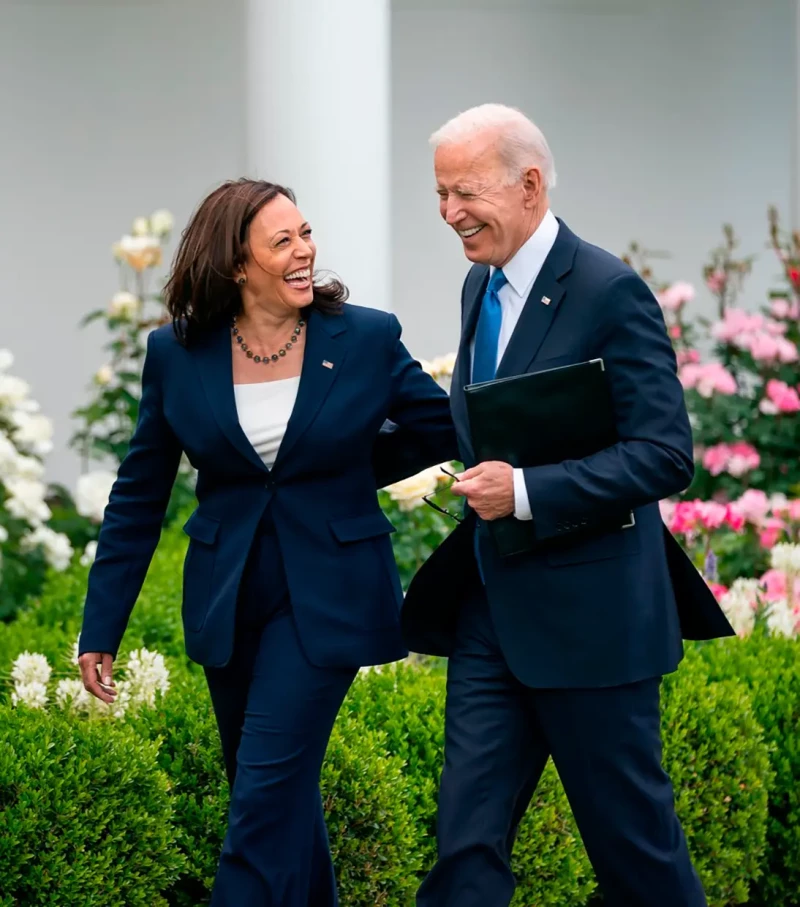 Kamala Harris paseando junto al actual presidente de los EEUU, Joe Biden.