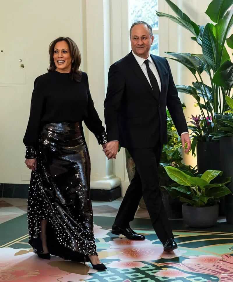 Kamala Harris caminando de la mano de su marido.