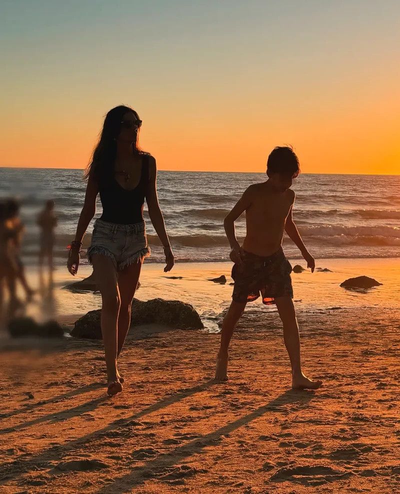 Sara con su hijo en la playa.