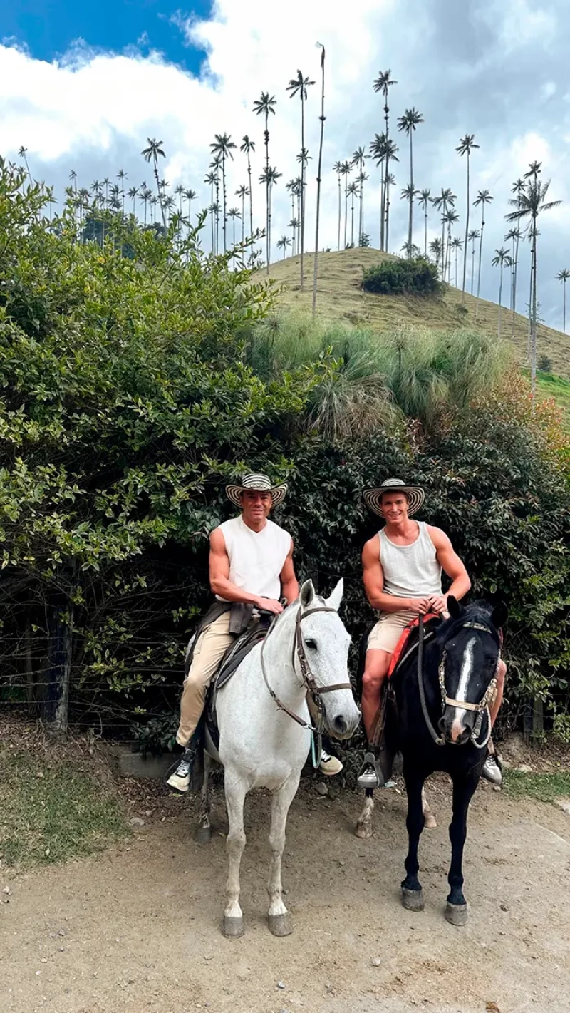 La pareja montó a caballo en su viaje de novios.