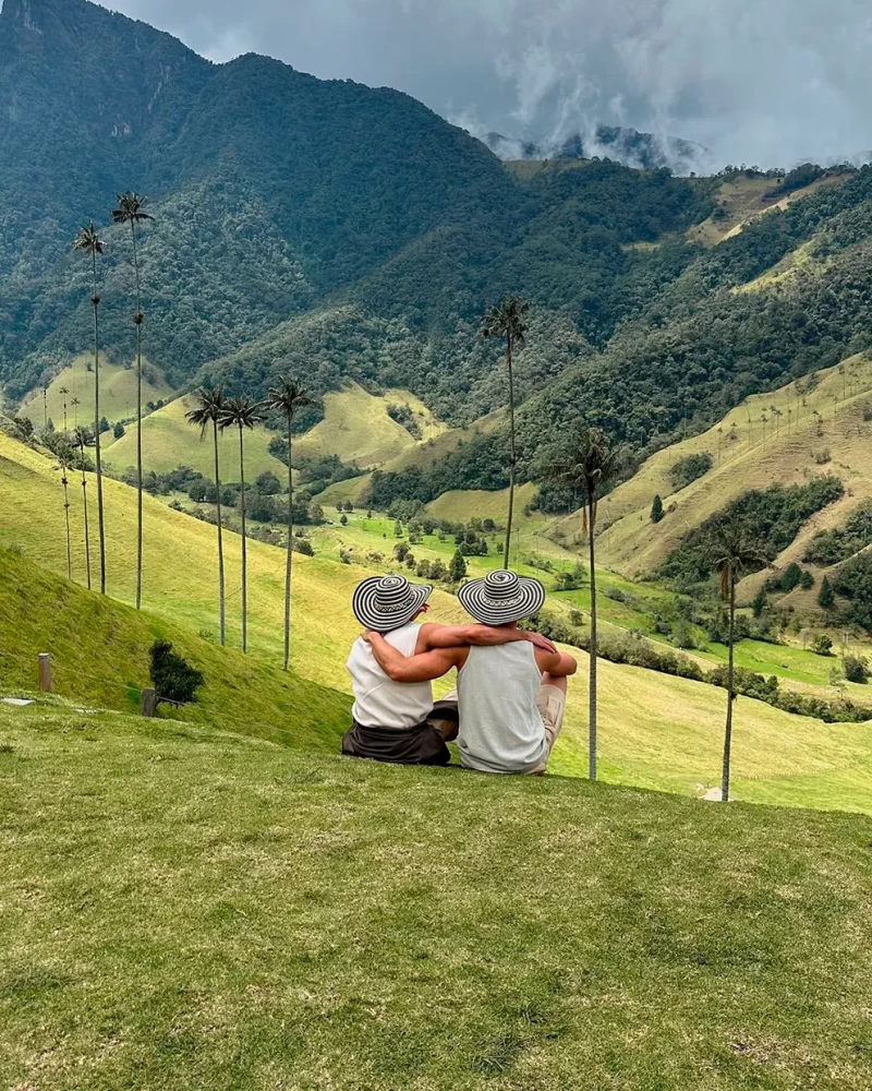 La pareja disfrutando juntos de los paisajes colombianos.