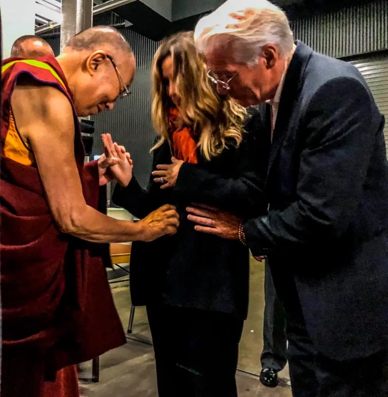 La pareja, que profesan la religión budista, con el Dalai Lama.