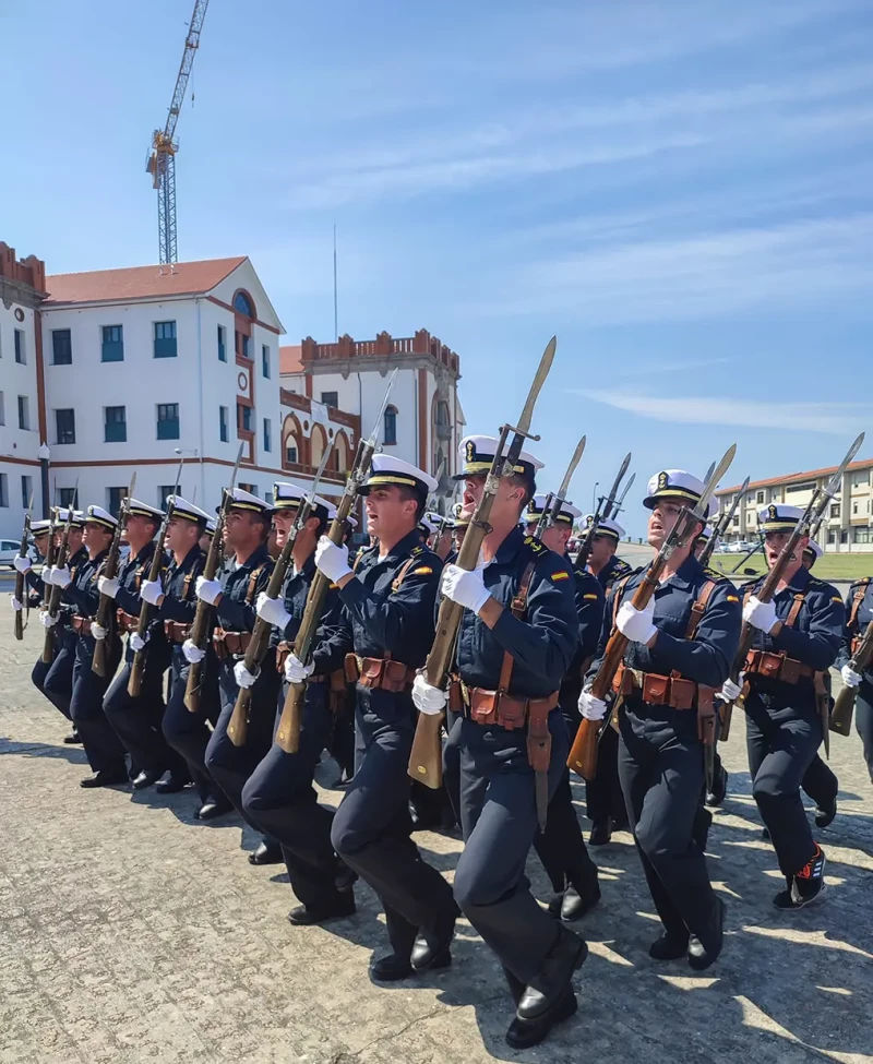 La formación que se imparte en la Escuela Naval Militar de Marín comprende diversas áreas, desde la científico-técnica, hasta la física, con especial hincapié en la formación militar y naval.