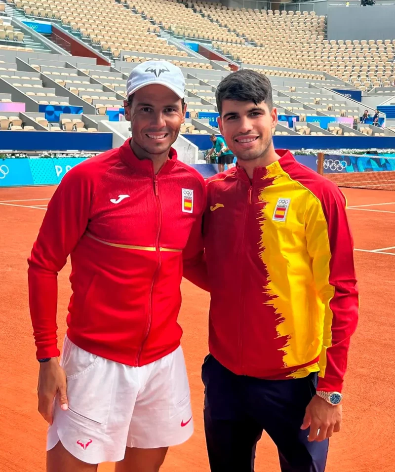 Rafa junto a Carlos Alcaraz en la pista de los Juegos Olímpicos de París 2024.