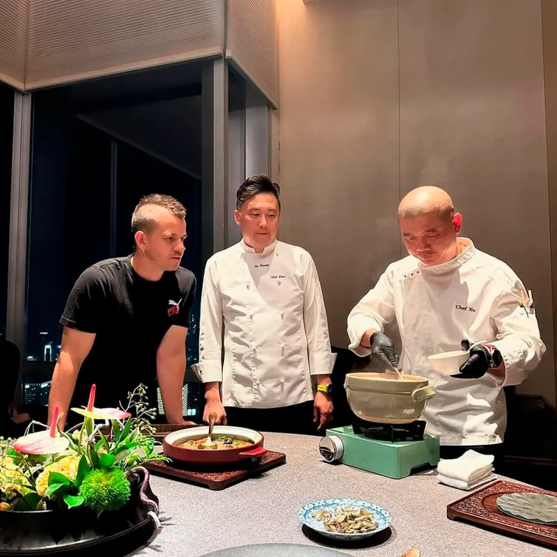 Dabiz Muñoz hablando con cocineros chinos.