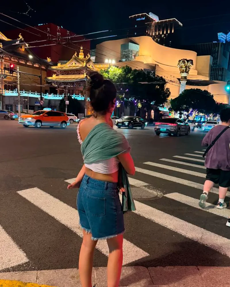 Cristina Pedroche llevando a su hija en China.