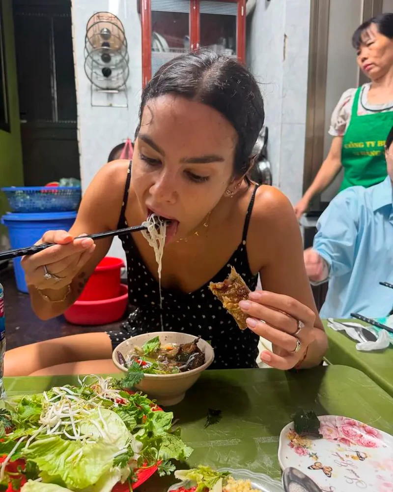 Cristina Pedroche comiendo una sopa de fideo chinos.