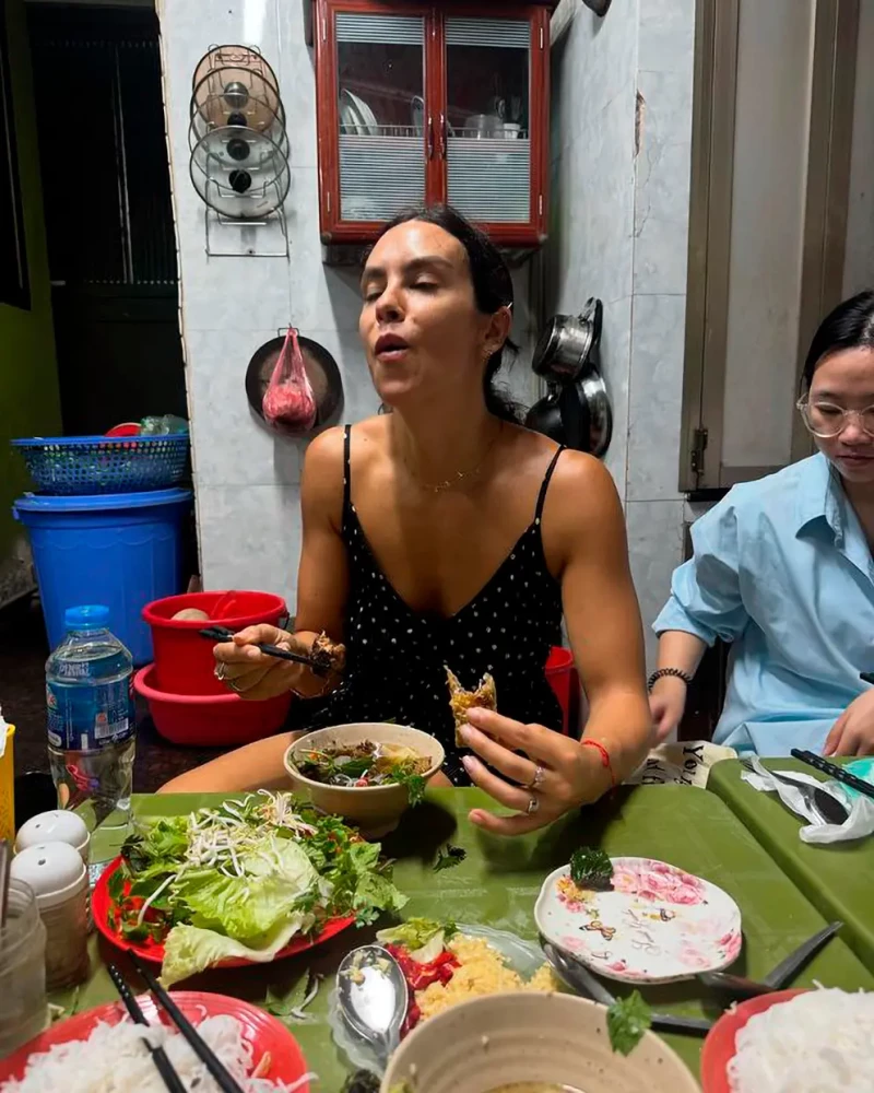 Cristina Pedroche reaccionando después de probar una sopa de fideos chinos