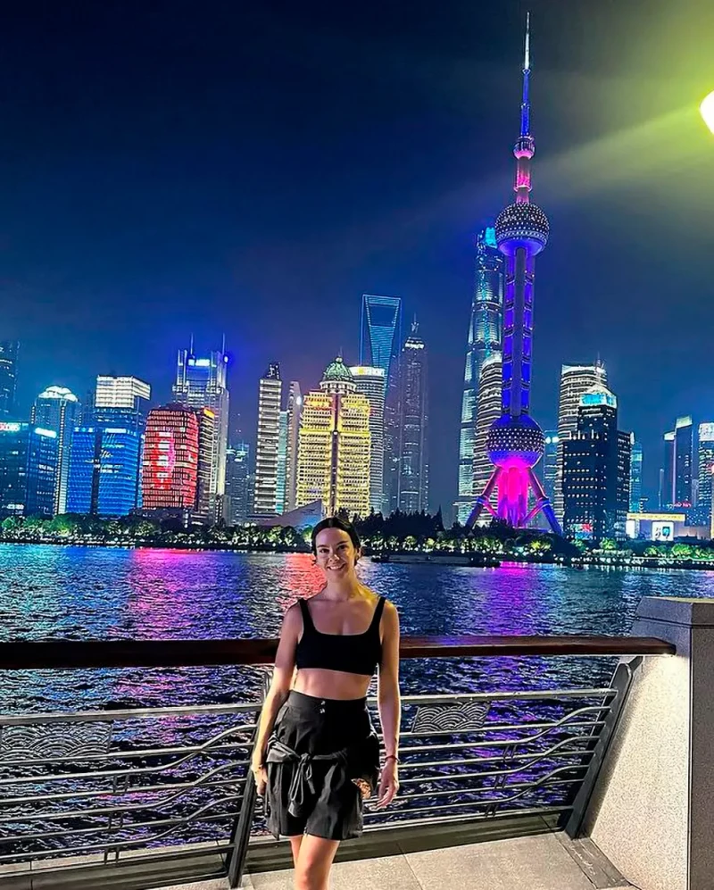 Cristina Pedroche posando delante de rascacielos en China