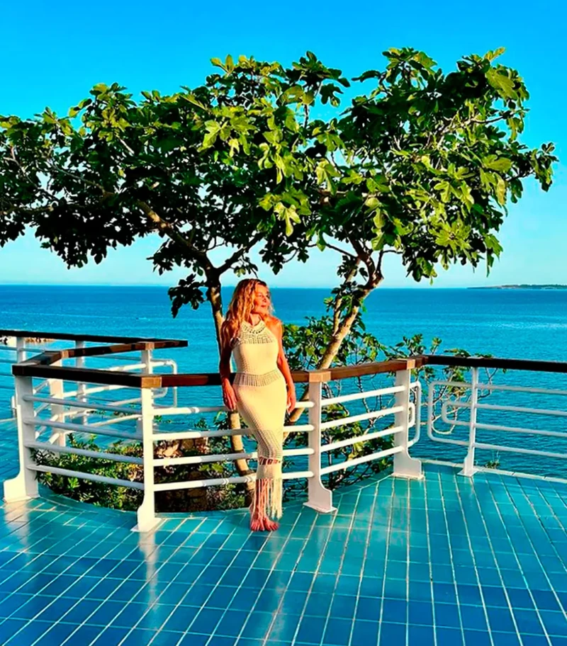 Ana Obregón posando frente a un árbol en su casa de Mallorca