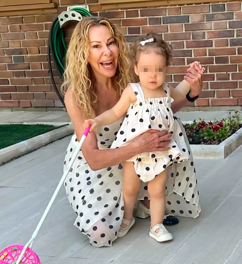 Ana Obregón y Ana Sandra posan junto a la piscina