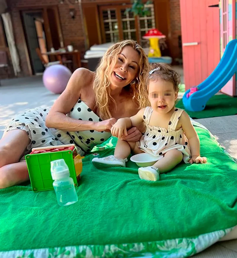 Ana Obregón y Ana Sandra juegan juntas al lado de la piscina.