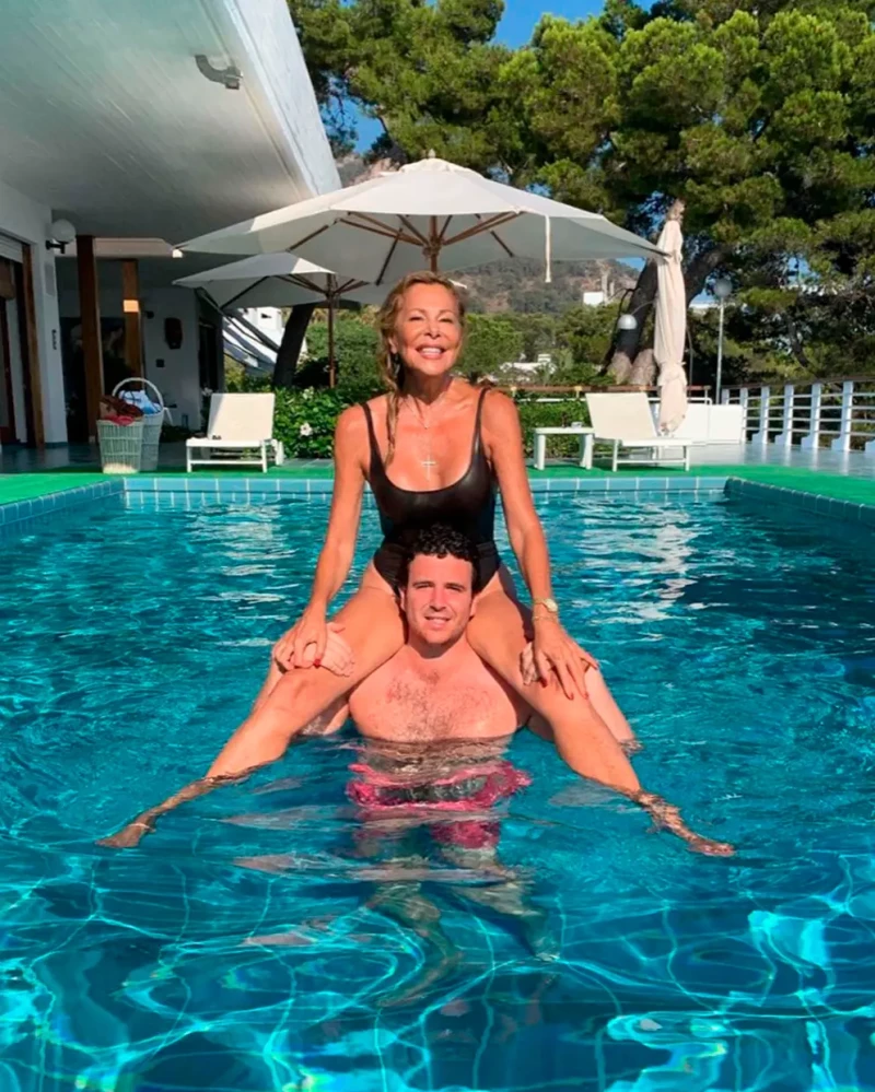 Ana Obregón posa con su difunto hijo Alex Lequio en la piscina de su casa de Mallorca.