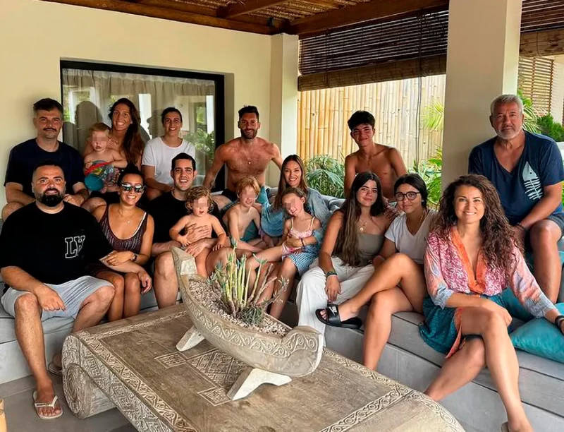 Helen Lindes posando con toda su familia