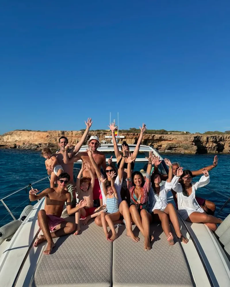 Helen Lindes en un barco con su familia