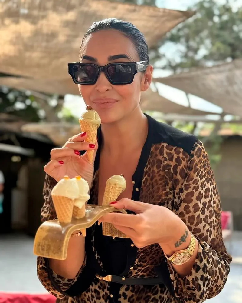 Vicky Martín Berrocal comiendo helado