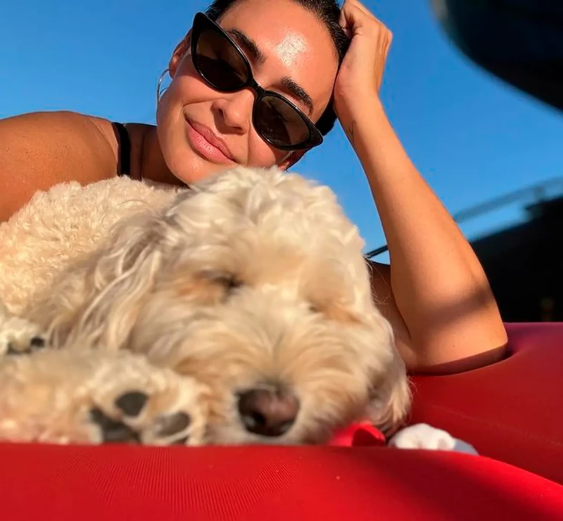 Vicky Martín Berrocal posa junto a su perro dormido.