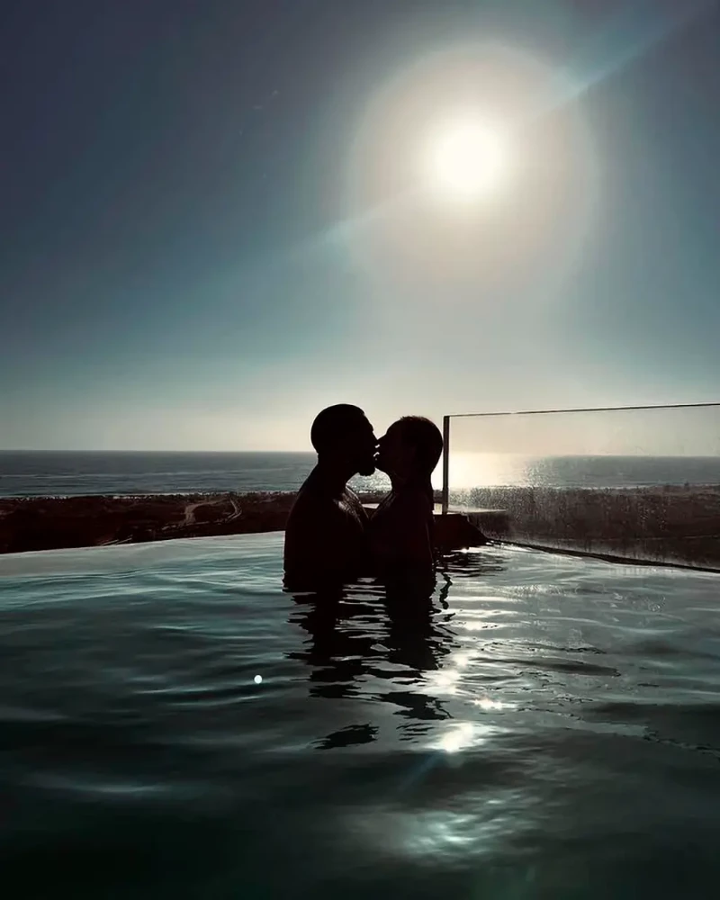 Marta Riesco y su novio besándose en una piscina.