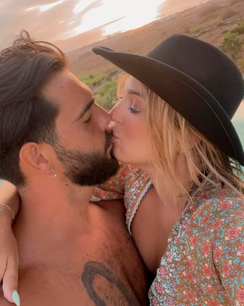 Marta Riesco y su novio besándose en la playa.