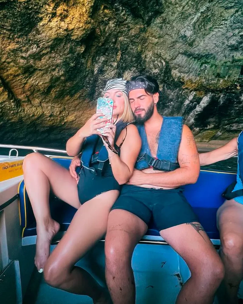 Marta Riesco y su novio haciéndose un selfie en una barca