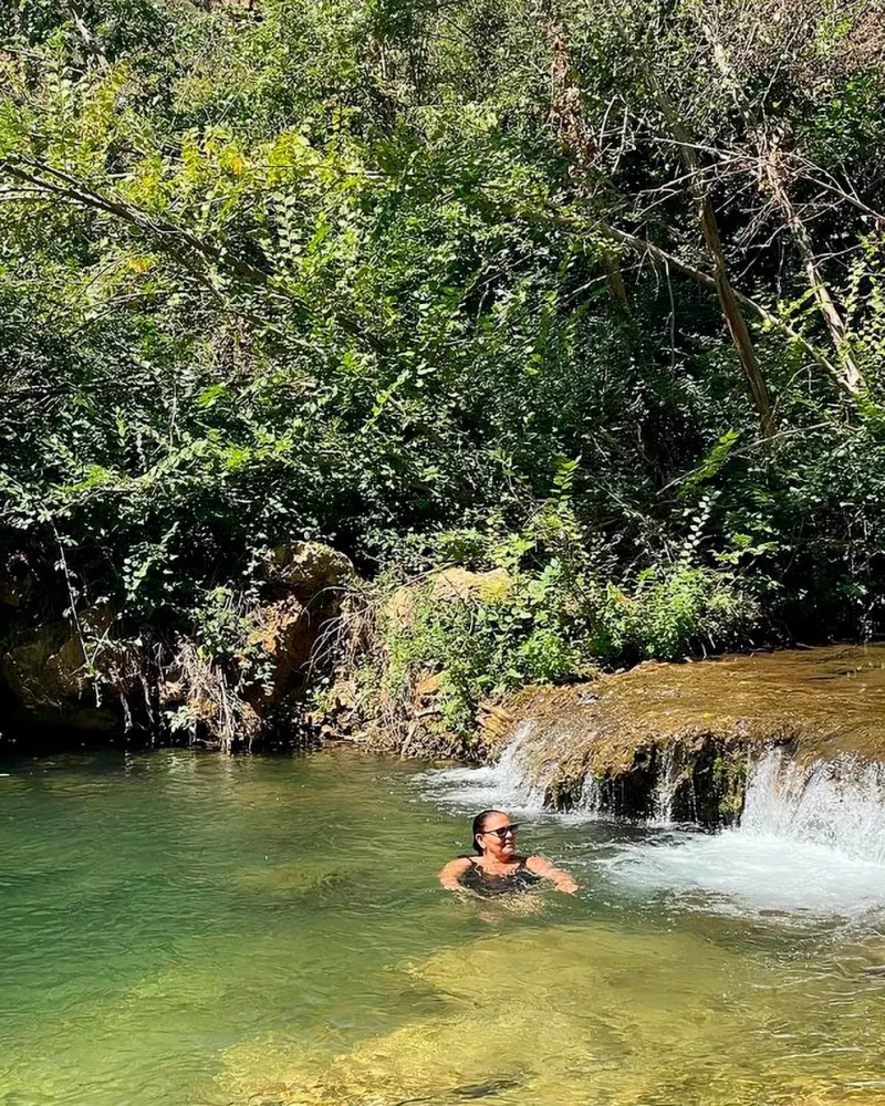 María del Monte bañándose en un río