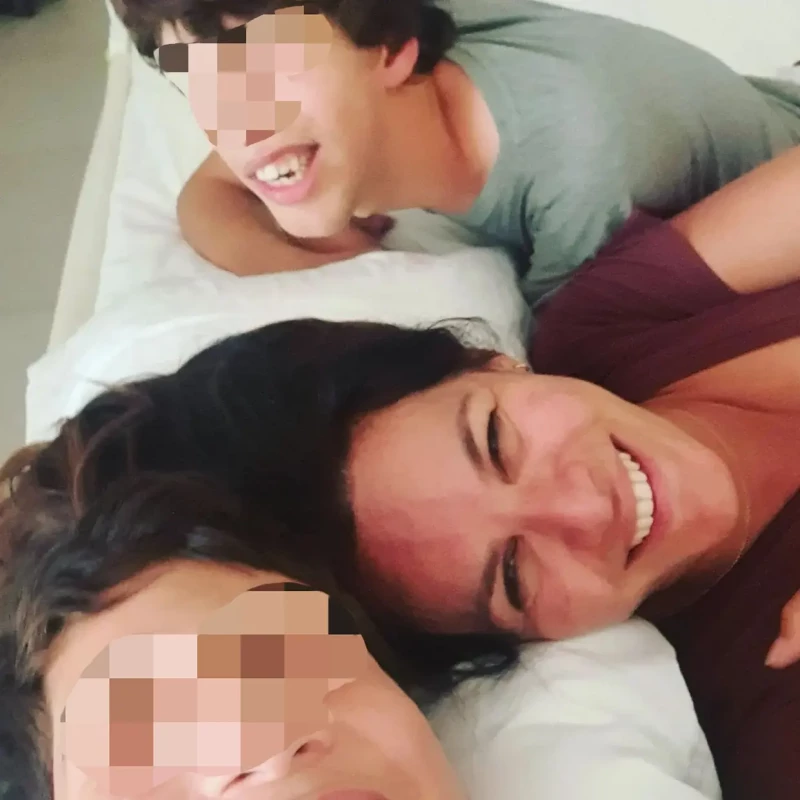 Fabiola Martínez con sus dos hijos.