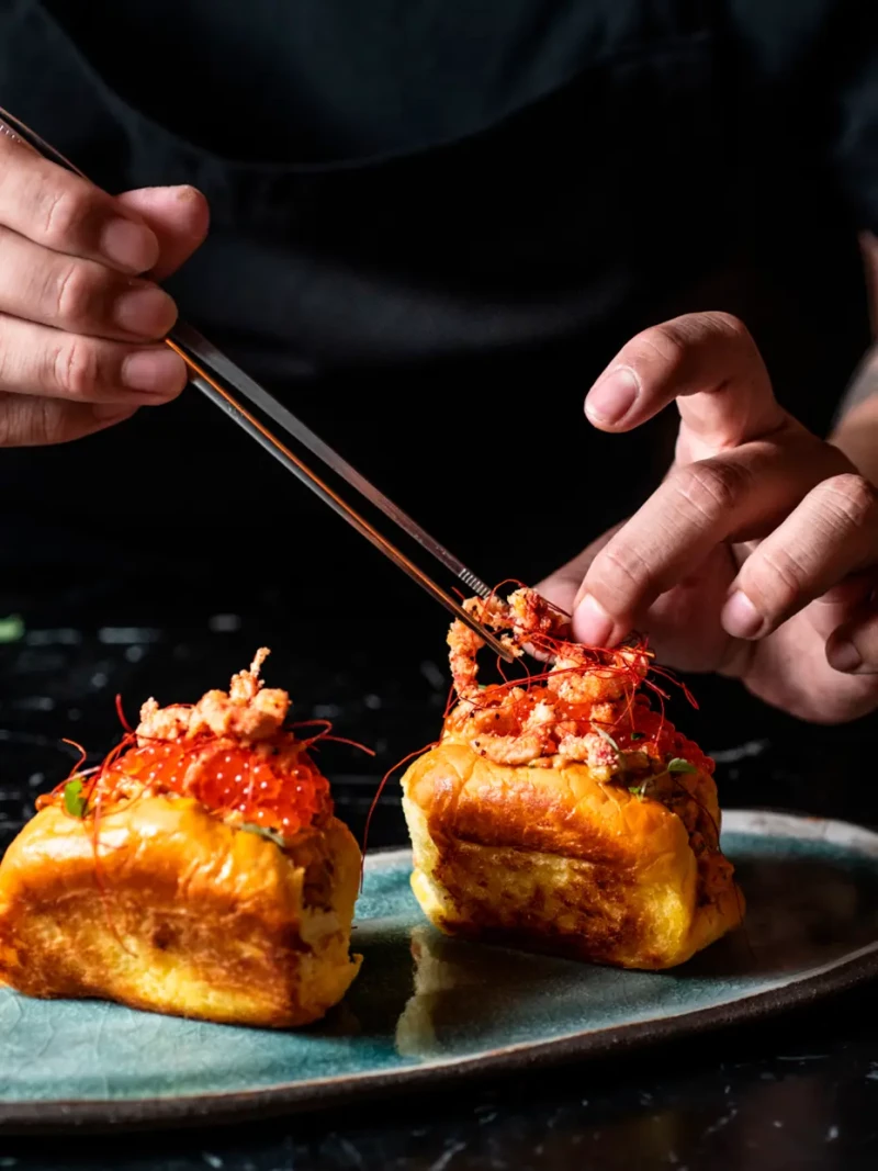 Su famoso y riquísimo Lobster Roll de bogavante, mayonesa de manzana verde y tajín de hibiscus.