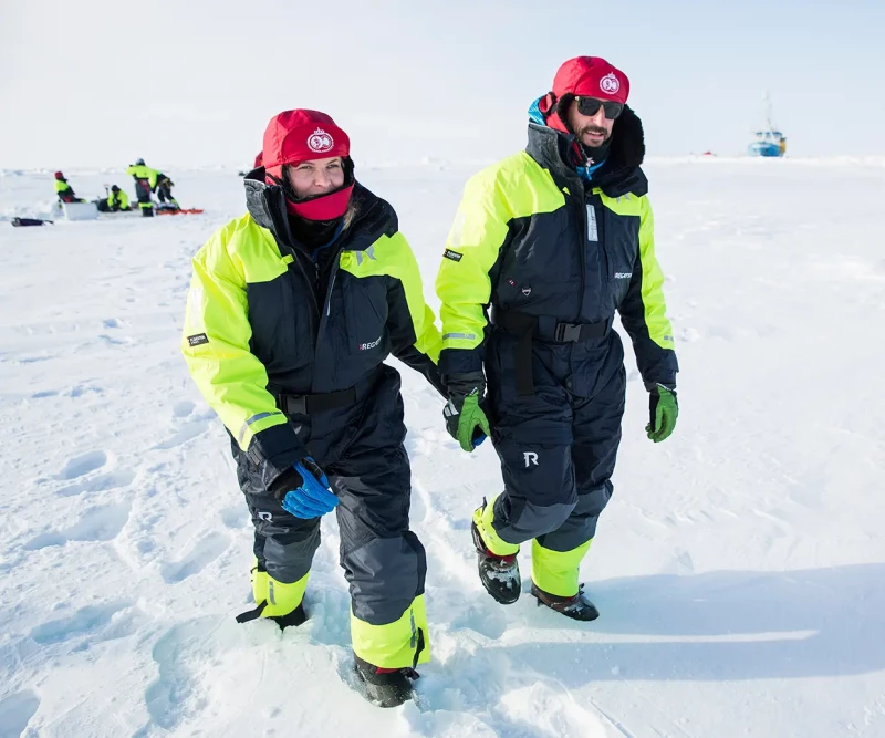 Haakon y Mette-Marit andan juntos sobre el hielo del polo norte cogidos de la mano