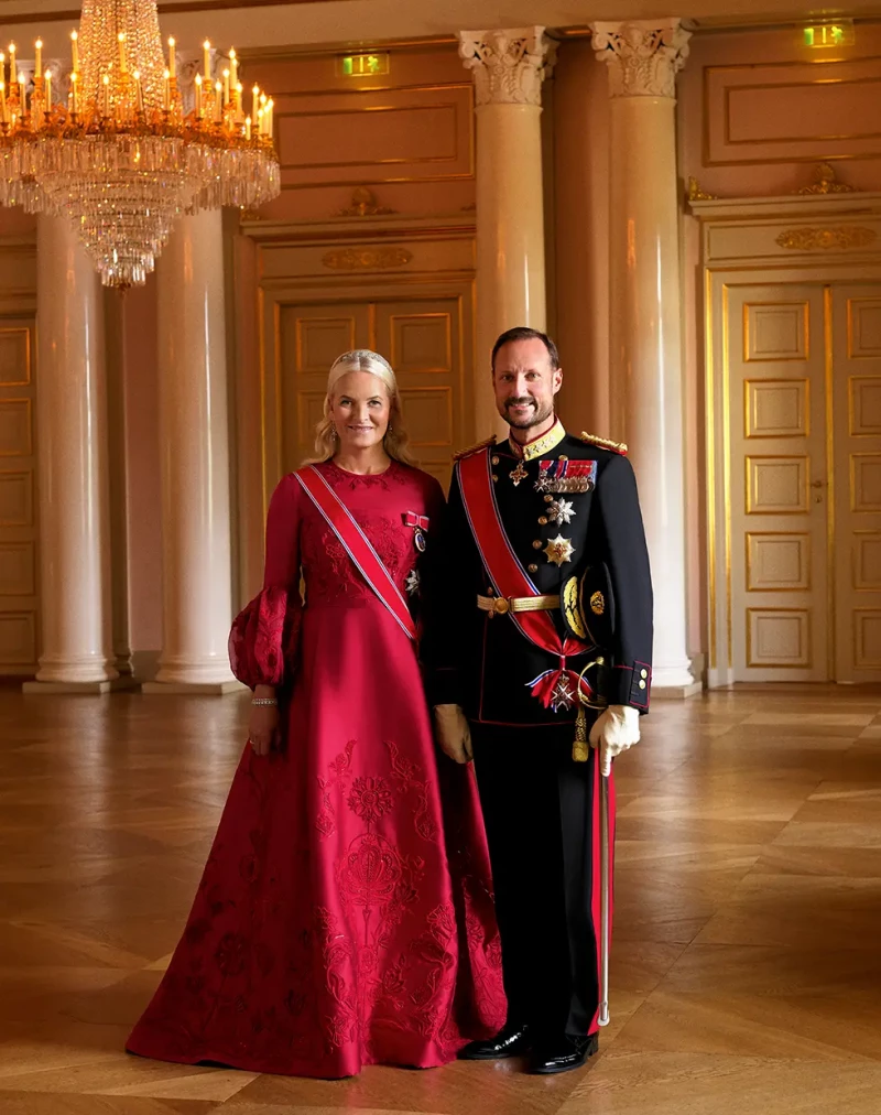 Haakon y Mette-Marit posan juntos vestidos de gala en el palacio.