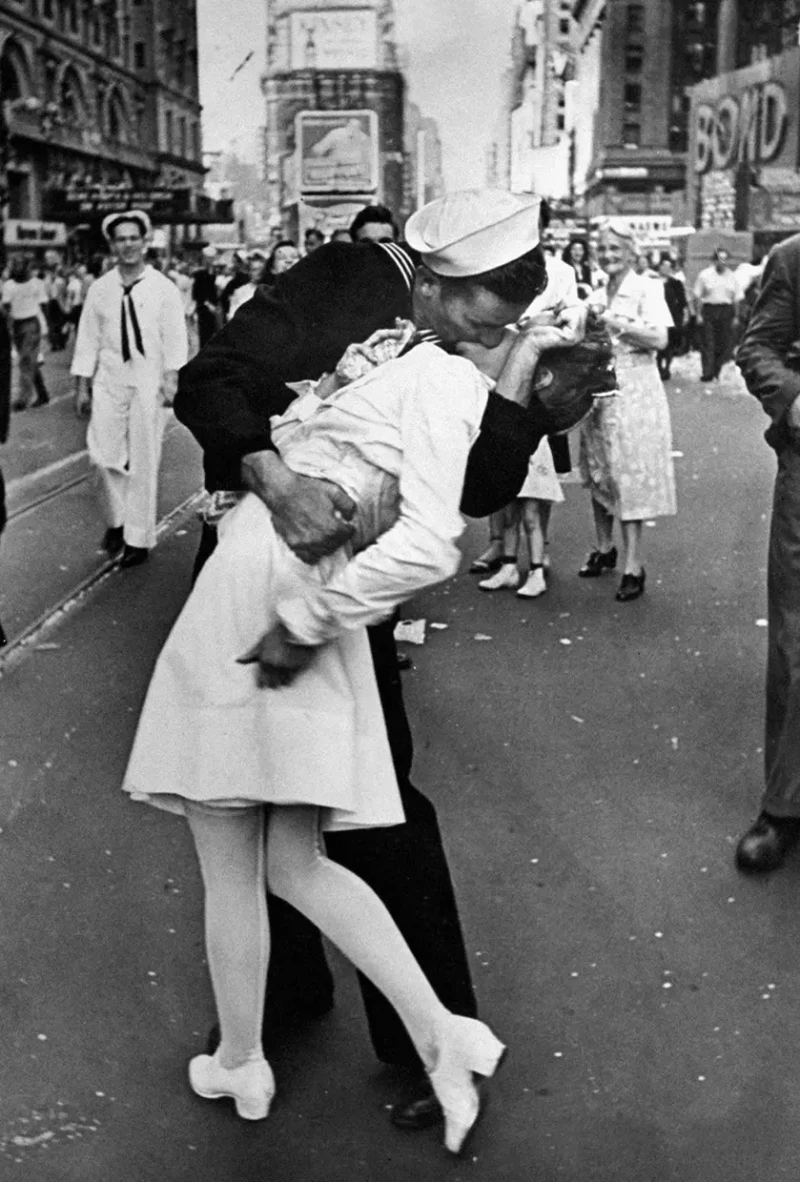 La pareja besándose en Times Square tras el anuncio del final de la II Guerra Mundial dio la vuelta al mundo; luego se supo que no se conocían.