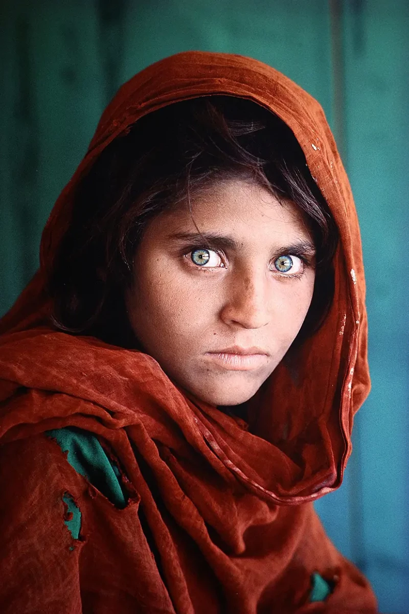 Steve McCurry retrató en 1985 a "la niña afgana" en un campo de refugiados y la convirtió en la imagen de los desplazados del mundo.